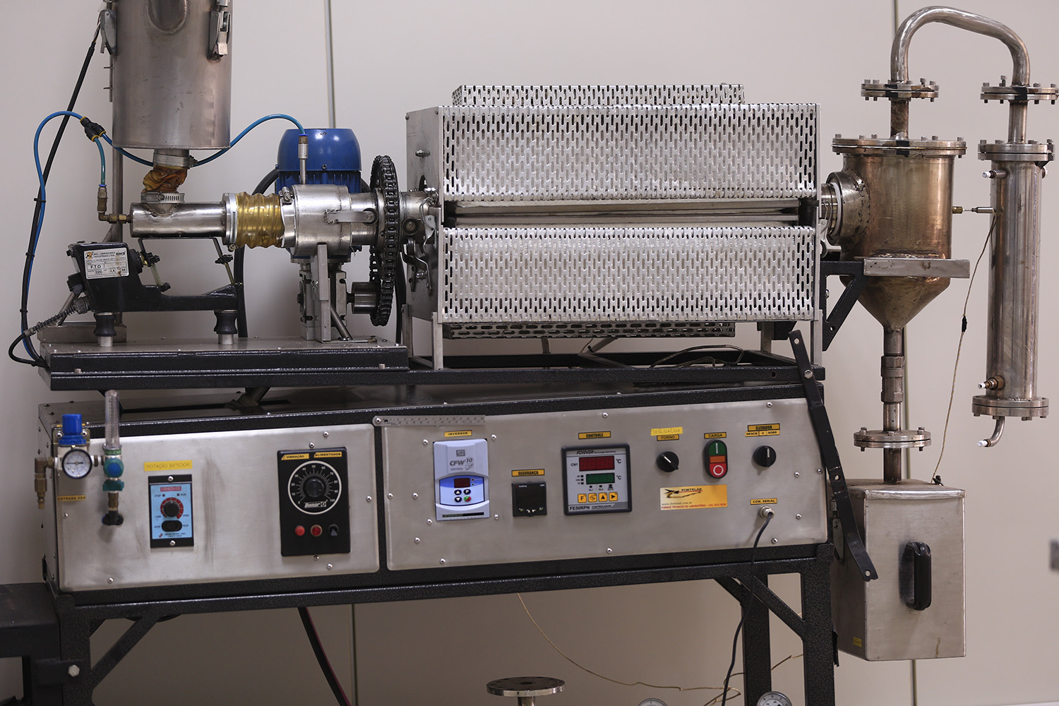Pirólise: o reator de forno rotativo é o equipamento usado para transformar o composto orgânico em biocombustível e outros elementos (Foto: Adilson Andrade – Ascom/UFS)