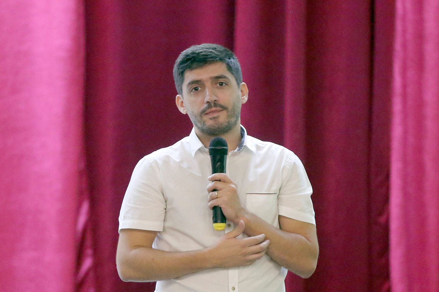 O palestrante Cristiano Silva partilhou sua experiência não-convencional com a educação básica em Belo Horizonte. 
