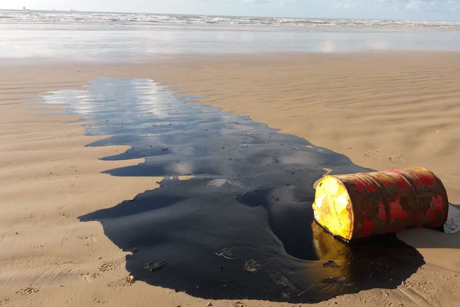 Um dos barris trazidos pelo mar ao litoral de Sergipe. Relação entre eles e o óleo derramado no litoral é um dos caminhos para as investigações. (Foto: Governo de Sergipe)