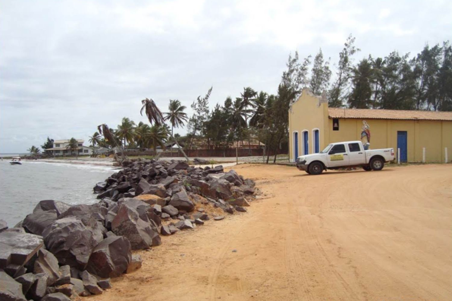 A igreja Nossa Senhora da Boa Viagem, localizada na praia do Saco, precisou de medidas emergenciais para não ser destruída pelo recuo da praia. (Foto: Acervo LACMA/ PGAB-UFS 2018)