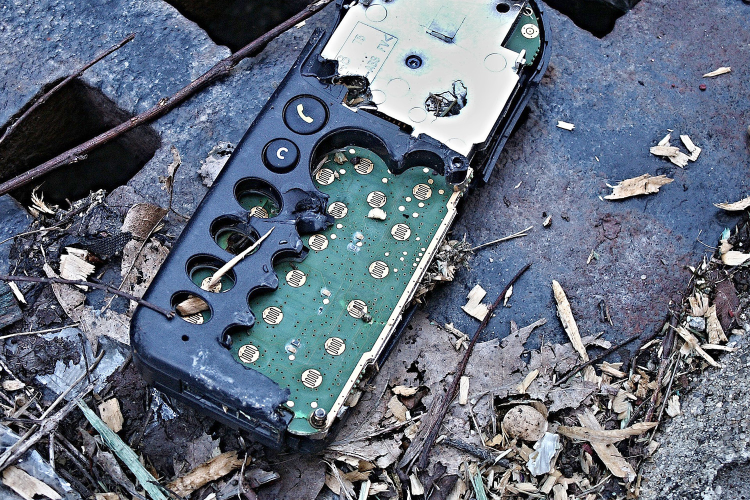 Atualmente a maior parte dos resíduos eletroeletrônicos é descartada em lixos comuns ou abandonada em assistências técnicas 