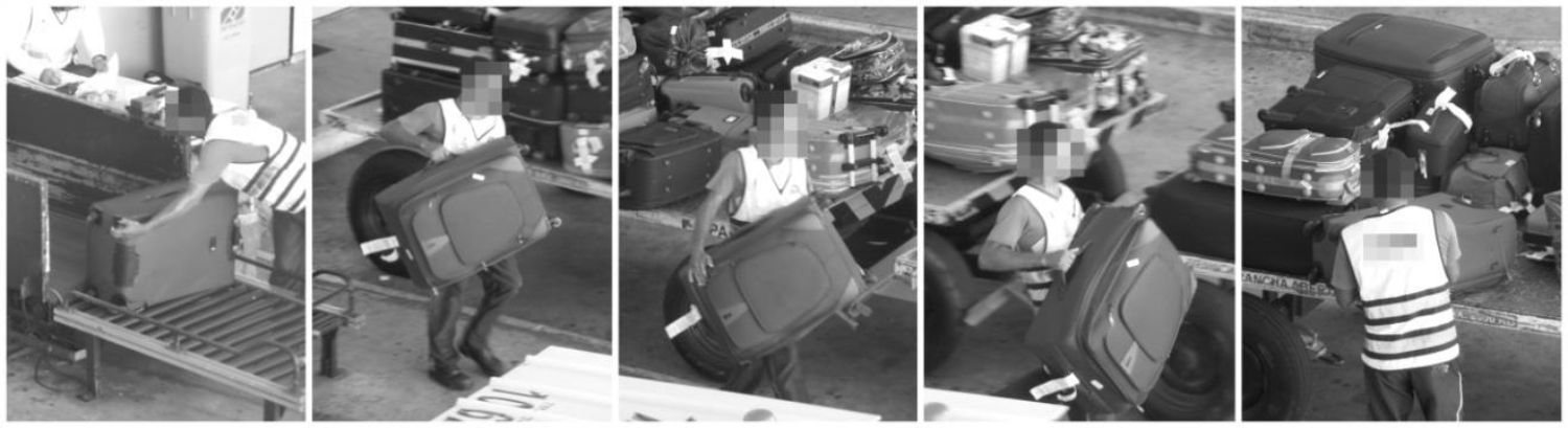 Esforço exigido para o manuseio das bagagens no setor de triagem (Foto: autores da pesquisa)