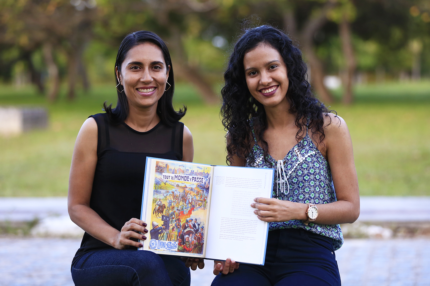 As estudantes de Design Gráfico, Cybelle Nascimento e Beatriz Matos, participaram do projeto que trata da trajetória pessoal e profissional de Cândido Faria