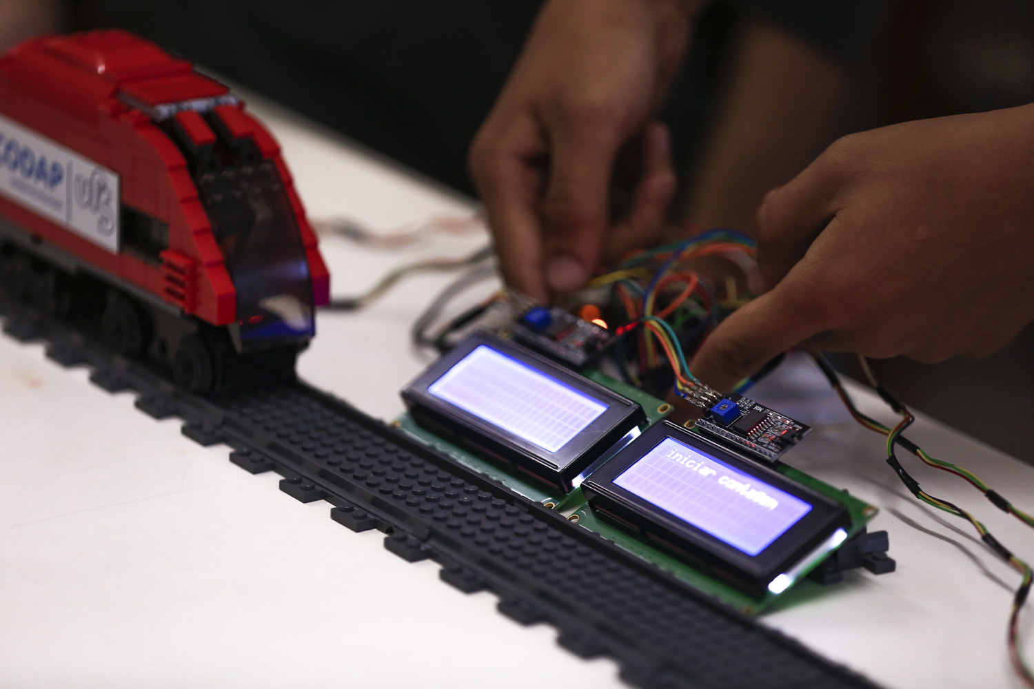 Um trem de LEGO e um display de LCD, aliados a uma plataforma de programação (Arduino), deixam o ensino de física mais palpável. (Fotos: Adilson Andrade - Ascom/UFS)