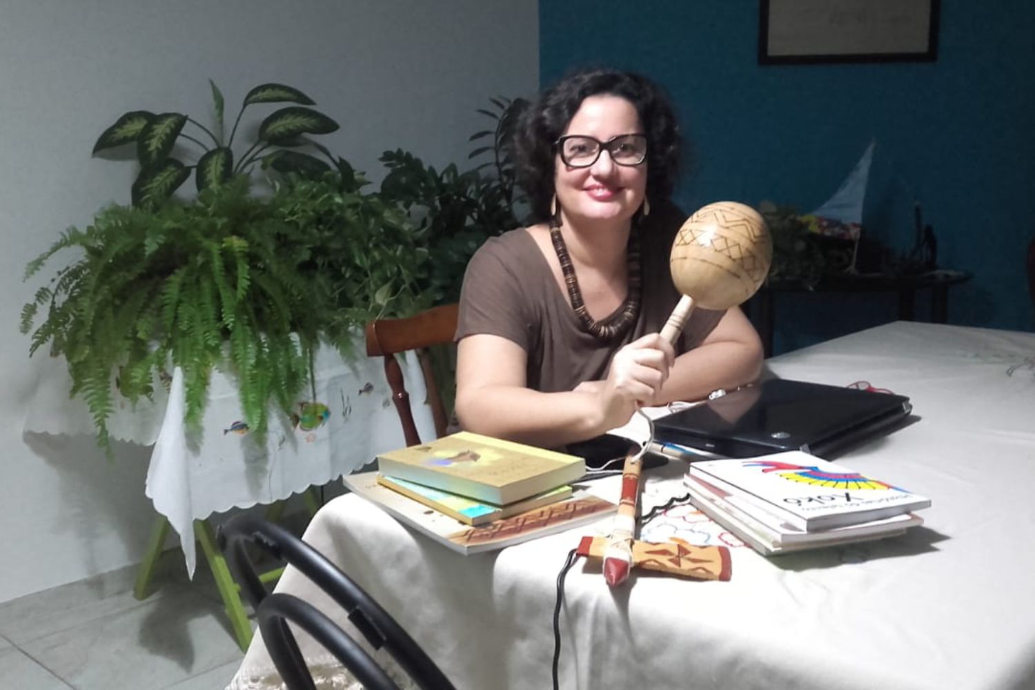 Angelita Queiroz: “A Comunidade Indígena Xokó é linda, com um povo extremamente organizado e acolhedor. Só tenho que agradecer por tudo que vivenciei durante o período do mestrado realizado no PPGCULT”. (Foto: acervo pessoal)