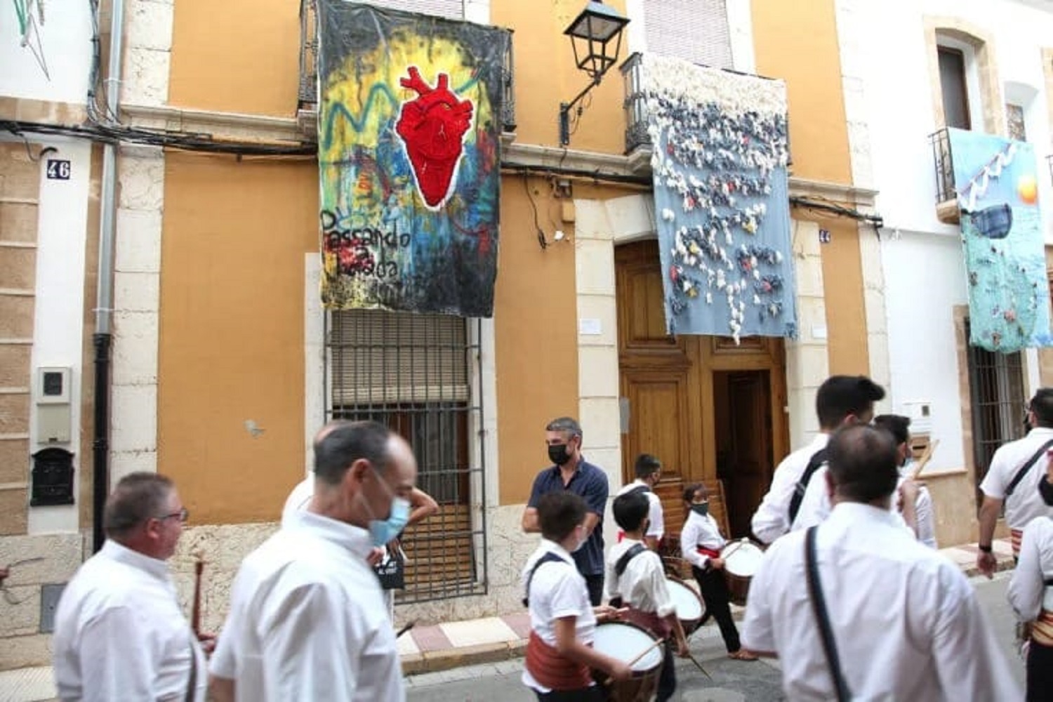 Painéis estão expostos na Art al Vent, mostra ao ar livre de criação têxtil mais importante da Espanha. (foto: site do evento)