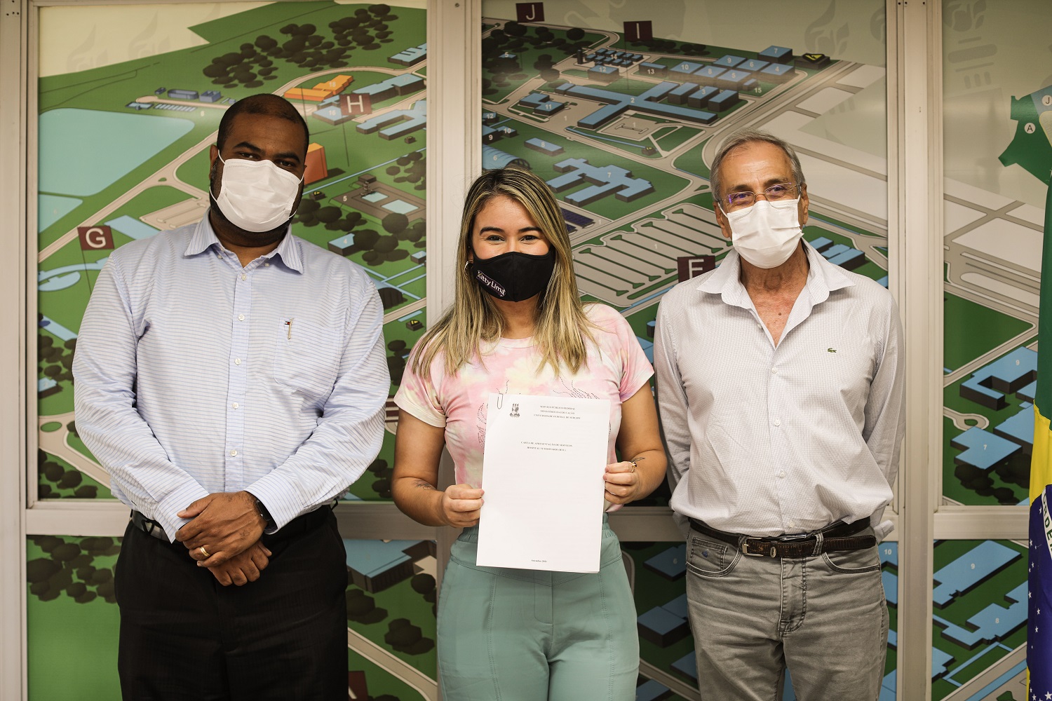 O reitor Valter Santana e o professor Genésio Tâmara receberam a deputada Kitty Lima. (fotos: Schirlene Reis/Ascom UFS)