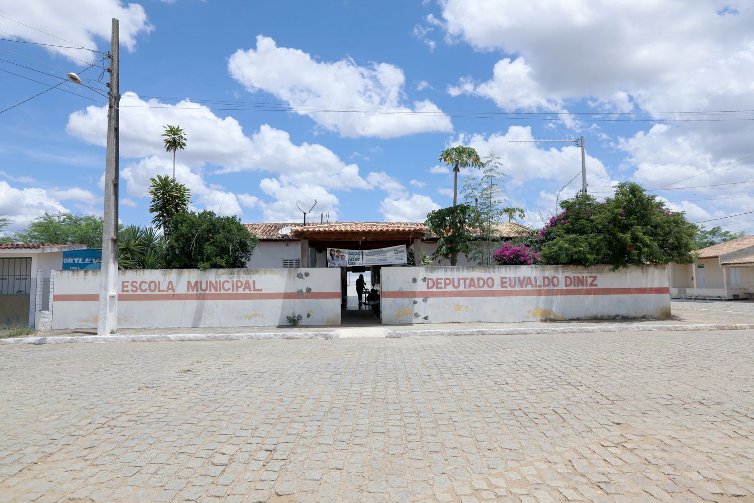 Escola Municipal Deputado Euvaldo Diniz, no povoado Aningas, recebe os estudantes da região, incluindo o assentamento Fortaleza.