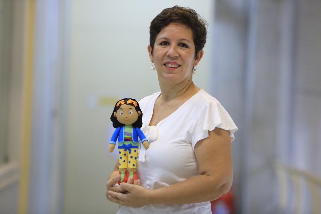 France Mabel e a versão de pano da boneca Maria Livrão.