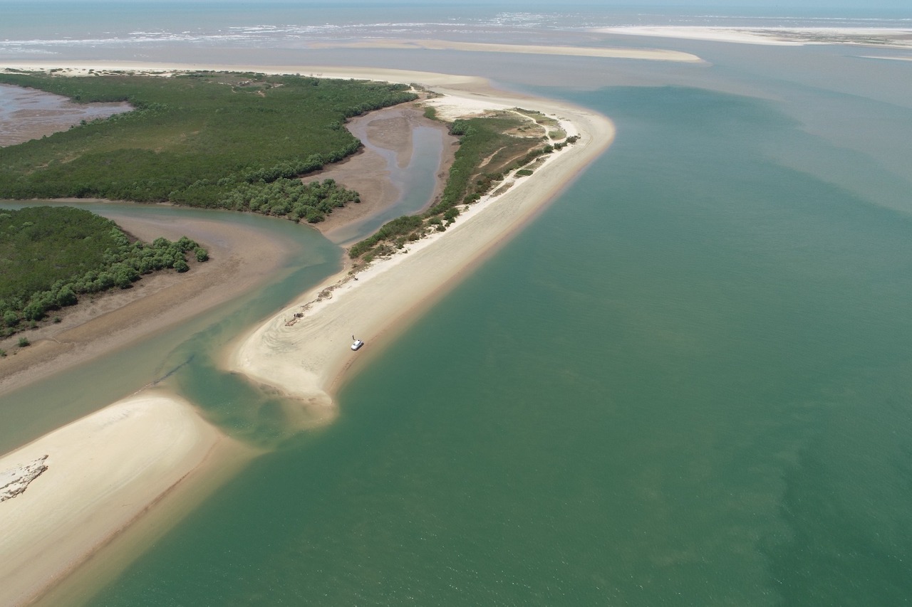 Rompimento na faixa de areia mostra erosão na ilha da praia do Viral. Foto: Laboratório de Progeologia