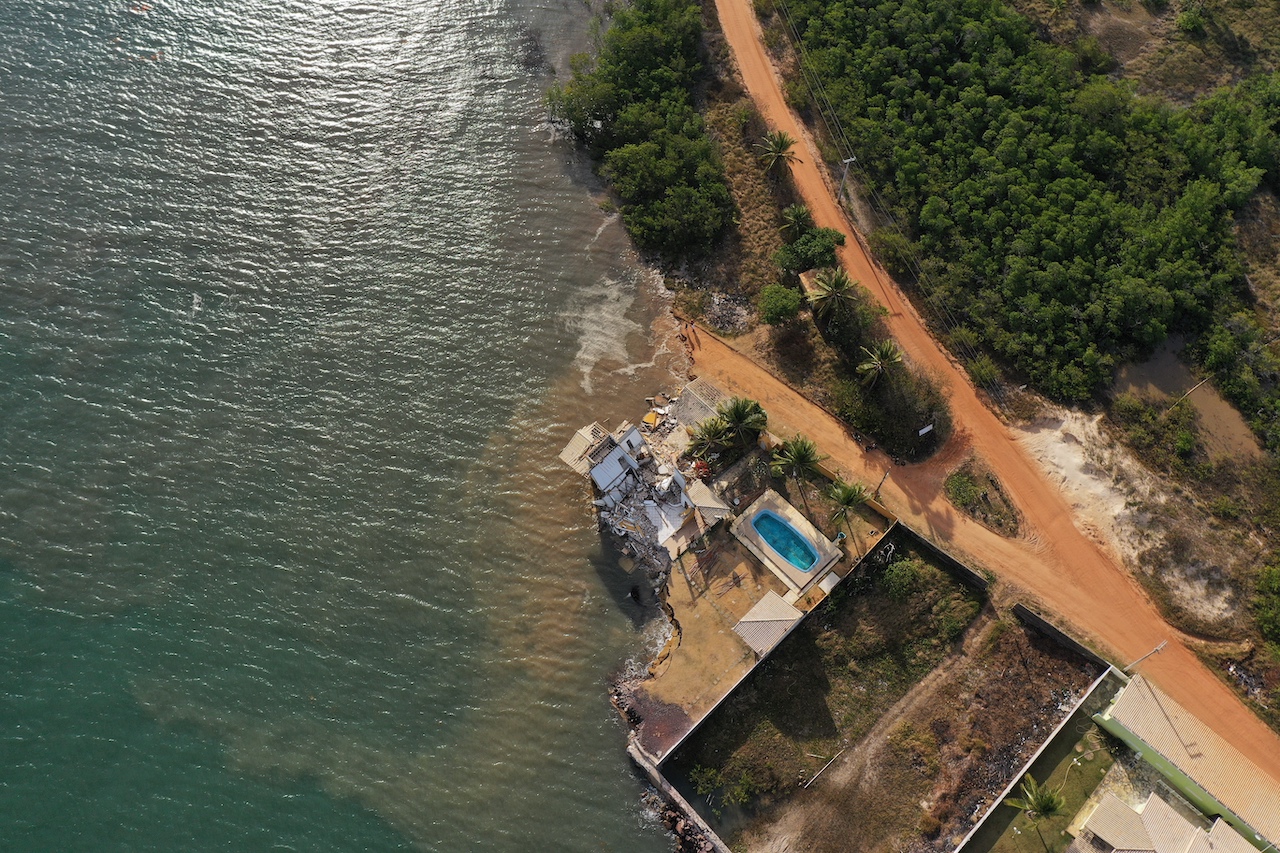 Imóvel destruído na foz do Rio Piauí fica próximo a manguezal. Foto: Acervo/Laboratório de Progeologia