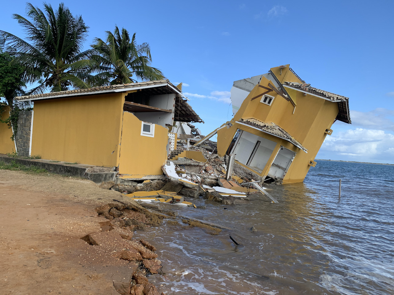 Erosão costeira provoca destruição de imóveis às margens do Rio Piauí. Foto: Josafá Neto/Rádio UFS